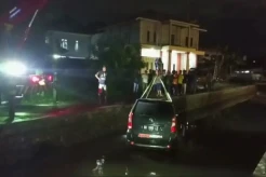 Hilang Kendali saat Diguyur Hujan Lebat, Minibus Terjun ke Sungai