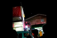 Dramatis! Petugas Gabungan Evakuasi Pekerja Tewas Tersengat Listrik di Atas Ruko