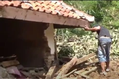 Nahas! Rumah Warga di Kuningan Tertimbun Longsor Akibat Tanah Bergerak