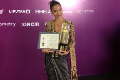 Putri Marino Sabet Gelar...