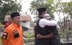 Air Mata Ridwan Kamil Menetes saat Ikut Pemakaman Korban Gempa Cianjur