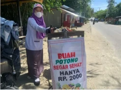 Kisah Andi Riza Ardia, Mahasiswi Cantik di Majene yang Nyambi Jadi Pemulung dan Jualan Buah
