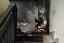Siram Diri dengan Bensin,...