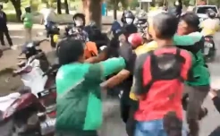 Pengamen Babak Belur Dihajar Massa, Diduga Ancam Pengemudi Ojol dengan Busur