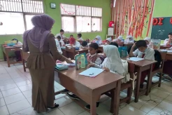 Setelah 4 Pekan, Ratusan Siswa SDN Pondok Cina 1 Akhirnya Didampingi Guru saat Ujian Semester