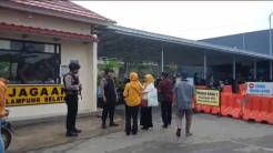 Polisi Bersenjata Jaga Pintu Masuk Polres Lamsel Pasca Bom Bunuh Diri di Polsek Astana Anyar