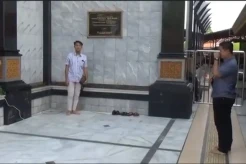 Jamaah Salat Jumat di Jombang Heboh, Belasan Sandal dan Sepatu Hilang Bersamaan