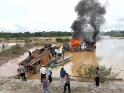 Pelaku Tambang Emas Ilegal Kocar-kacir saat Digerebek Polisi, 18 Kapal Dompeng Dibakar