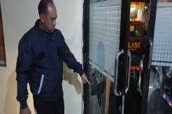 Diserang Orang Tak Dikenal, Kaca Pintu Kantor Desa Suci Garut Pecah