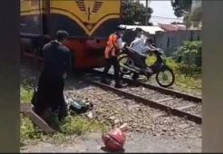Detik-detik Pengendara Motor Ditabrak Kereta Wisata Ambarawa, Warga: Ajaib Selamat
