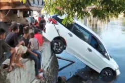 Minibus Putih Tanpa Plat Nomor Cebur ke Laut di Baubau, Diduga Sopir Ngantuk