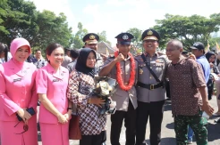 Juru Parkir Bangga Anaknya Lulus Jadi Polisi, Terharu Dirangkul Kapolda DIY usai Pelantikan
