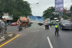 4 Fakta Truk Bermutan Pasir Timpa Mobil Dinas TNI, Nomor 3 Ban Sampai Terangkat