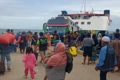 Rute Kapal Feri Kolaka-Bajoe Ditunda, Penumpang Serbu Pelabuhan Tobaku di Kolaka Utara