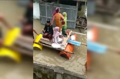 Demi Pujaan Hati, Calon Pengantin Pria di Pinrang Antar Uang Panaik Gunakan Rakit saat Banjir