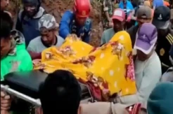 Akses Jalan Menuju Rumah Sakit Tertutup Longsor, Ibu Hamil di Gowa Dievakuasi Gunakan Tandu
