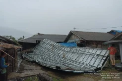 Angin Kencang Porak-porandakan Atap Bangunan Rumah Warga di Tanah Laut