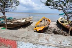 Nekat Melaut saat Gelombang Tinggi, Perahu Nelayan Terbalik Diterjang Ombak