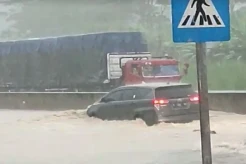 Ini Penampakan Truk dan Mobil Terjang Banjir di Exit Tol Kaliwungu Kendal
