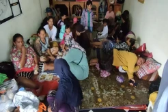 Banjir Rob Akibatkan Ratusan Warga di Indramayu Mengungsi