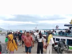 Cuaca Buruk, Ratusan Penumpang Tidak Bisa Menyeberang di Pelabuhan Lewoleba