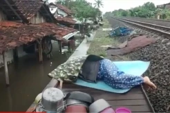 Miris! Banjir Belum Surut, Warga Pekalongan Mengungsi ke Bantaran Rel Kereta