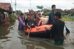 Penampakan Banjir Pekalongan Tak Kunjung Surut, Warga Harus Naik Perahu dan Ngungsi