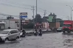 Banjir di Jalan Kaligawe Semarang Surut, Arus Lalu Lintas Kembali Normal