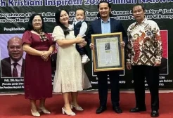Pakar Hukum Finsensius Mendrofa Terima Penghargaan Tokoh Kristiani Inspiratif 2022