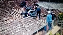Viral Motor dan Pengendara Nyangkut di Atap Rumah Warga