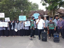 Ratusan Santri Bahrul Ulum Umpu Kencana Geruduk Polres Way Kanan
