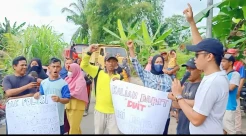 Puluhan Emak-emak di Batu Bara Bakar Ban Minta Galian C Ditutup