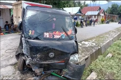 Sopir Ngantuk saat Kecepatan Tinggi, Pikap Seruduk Pagar Tembok Sekolah