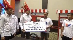 TGB Serahkan Gerobak Perindo dan Modal Usaha ke Pedagang Bakso di Makassar