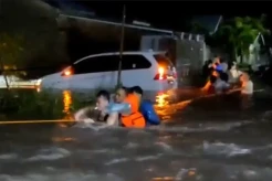 Banjir Landa Parepare, SAR Brimob Berjibaku Evakuasi Ibu dan Balita