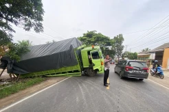Angkut 20 Ton Beras, Truk Fuso Terperosok di Pringsewu Lampung