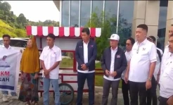 Perindo Poso Serahkan Gerobak dan Modal Usaha ke Pedagang Kecil
