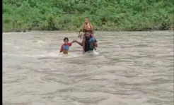 Miris, Puluhan Siswa SD di Sikka Bertaruh Nyawa Seberangi Sungai Menuju Sekolah