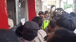 Ricuh, Massa Datangi Kantor Bank Protes Aksi Debt Collector Tarik Mobil Pelanggan
