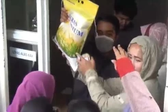 Harga Beras dan Minyak Goreng Melambung Tinggi, Puluhan Warga Rela Berdesakan saat Operasi Pasar