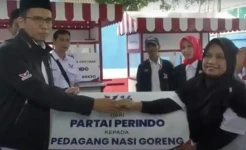 Serahkan Bantuan Gerobak Perindo di Karawang, TGB Zainul Majdi: Dipelihara dan Dirawat