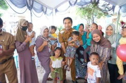 Kampanyekan Bulan Timbang Cegah Stunting, Dalang Cilik Madiun Ajak Ibu-ibu ke Posyandu