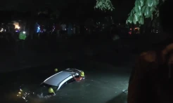 Mobil Masuk Sungai yang...