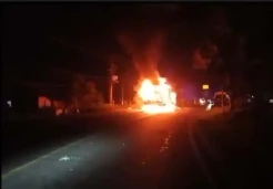 Bus Pariwisata Bawa Puluhan Pelajar Terbakar Setelah Tabrak Motor di Sergai