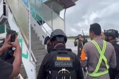 Buron KPK Kasus Korupsi, Bupati Nonaktif Mamberamo Tengah Ricky Ham Pagawak Diterbangkan ke Jakarta