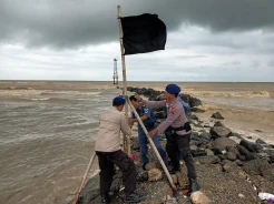 Kibarkan Bendera Hitam! Peringatan Dini Gelombang Tinggi di Perairan Pemalang