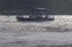 Kapal Penyeberangan Mati Mesin dan Terseret Arus, 6 Penumpang Melompat ke Sungai Brantas
