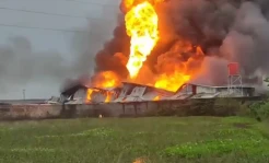 18 Jam Tidak Kunjung Padam, Kobaran Api Pabrik Kasur Busa di Cirebon Semakin Besar