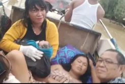 Detik-detik Menegangkan Ibu Muda Melahirkan Darurat di Atas Speedboat