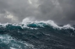 Gelombang Tinggi Terjang Selat Sunda, Truk di Kapal Feri Terbalik Timpa 2 Mobil